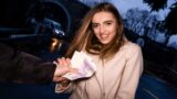 Französisches blondes Mädchen bat um Geld zum Ficken