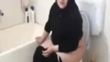 Türkische Pornos mit einem Tuban auf der Toilette erwischt