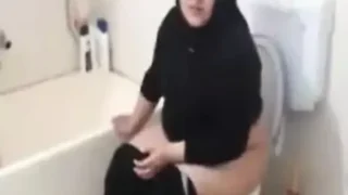 Türkische Pornos mit einem Tuban auf der Toilette erwischt