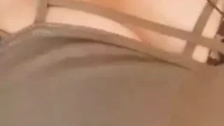 Sie Taucht Ihre Eigene Muschi Ein