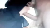 Die Schönheit mit dem Turban kniet nieder, um sich in tiefes Vergnügen zu versetzen