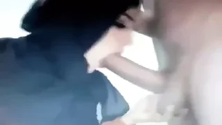 Die Schönheit mit dem Turban kniet nieder, um sich in tiefes Vergnügen zu versetzen