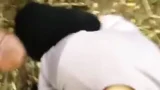 Eine Ägypterin mit Turban verführt mit ihrer Schönheit