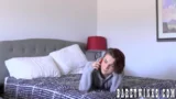 James Stirling lutscht einen riesigen Schwanz und lässt ihn ohne Schutz hart ficken