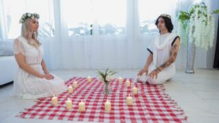 Heißer Sex mit der süßen Blondine Angelica Coralvine und Amina Ejakulation