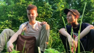Hilfe im Wald ist eine Ausrede, näher zu kommen ist wunderbar