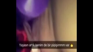 Türkische Pornos-Schlampe Munevver wird mit Sperma-ComAkkuation hart