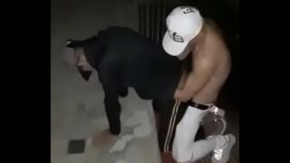 Chinesische Schwule toben sich unter der Brücke aus